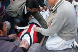 Volunteers training to recover injured persons safely flash floods.